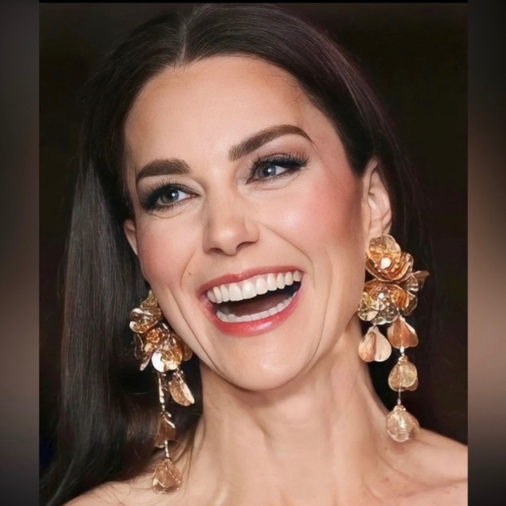 RESTOCKED!! ✨ Zara Kate Middleton cascading floral earrings - Picture 2 of 8